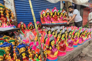 মনসা পূজাকে ঘিরে উৎসবের আমেজ, সরগরম সিলেটের বন্দরবাজার