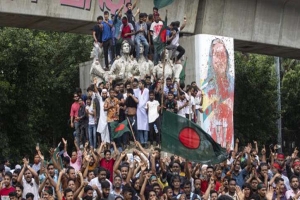 হঠাৎ গরম হচ্ছে রাজপথ