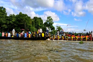 সুনাই নদীতে নৌকাবাইচ দেখতে দুই পাড়ে মানুষের ঢল সুনাই নদীতে নৌকাবাইচ দেখতে দুই পাড়ে মানুষের ঢল
