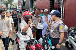 হেলমেট ছাড়া চললে জরিমানা নয়, উপহার হেলমেট দিল এসএমপি হেলমেট ছাড়া চললে জরিমানা নয়, উপহার হেলমেট দিল এসএমপি