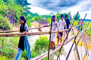 বন্যার স্রোতে সেতু ভেঙে ৩০ গ্রামের মানুষের দুর্ভোগ