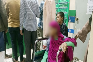 পরীক্ষা না করায় শতবর্ষী বৃদ্ধার ব্যবস্থাপত্র ছিঁড়ে ফেললেন ডা. জাহাঙ্গীর