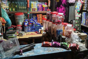 বাহুবলে দোকানে দেশীয় অস্ত্র নিয়ে হামলা, নারীসহ আহত ৫ বাহুবলে দোকানে দেশীয় অস্ত্র নিয়ে হামলা, নারীসহ আহত ৫