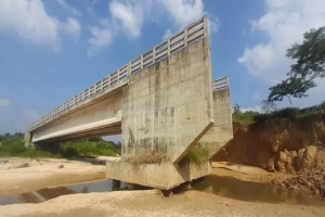 বেকার পড়ে আছে তিন কোটি টাকার সেতু
