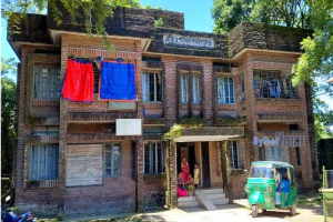 পাগলা উপ-স্বাস্থ্যকেন্দ্র যেন নিজেই রোগী