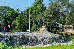হাসপাতালের ফটকের সামনে ময়লার ভাগাড়, দুর্গন্ধে দুর্ভোগে নবীগঞ্জবাসী