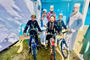 টানা ৪০ দিন জামাতে নামাজ পড়ায় পুরষ্কার পেল শিশুরা