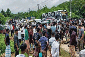 জৈন্তাপুরে অবৈধ পাথরবাহী ট্রাক জব্দ, বিজিবি-শ্রমিক উত্তেজনায় ২ ঘণ্টা মহাসড়ক অবরোধ