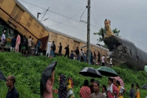 পশ্চিমবঙ্গে রেল দুর্ঘটনায় বহু হতাহত