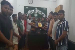 চলন্তিকা ক্রীড়া চক্রের প্রবাসী শাখার সদস্য আব্দুল জব্বারকে সম্মাননা স্মারক প্রদান