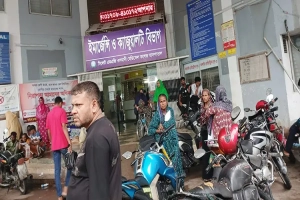 রোগীর স্বজনদের সঙ্গে সংঘর্ষ, কর্মবিরতিতে ইন্টার্ন চিকিৎসকরা রোগীর স্বজনদের সঙ্গে সংঘর্ষ, কর্মবিরতিতে ইন্টার্ন চিকিৎসকরা