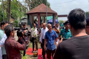 থানায় লালগালিচা দেখে ক্ষুব্ধ স্বরাষ্ট্র উপদেষ্টা