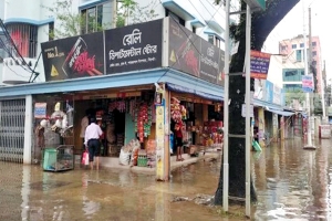 তিন ঘন্টার বৃষ্টিতে নগরীর বিভিন্ন এলাকা জলাবদ্ধতা