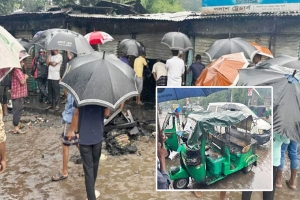লাক্কাতুড়ায় বজ্রপাতে অগ্নিকাণ্ড, দোকান-অটোরিকশা ক্ষতিগ্রস্ত