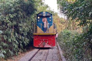 মৌলভীবাজারে পাহাড়িকা এক্সপ্রেসের ইঞ্জিন বিকল, ৫ ঘণ্টা ধরে যোগাযোগ বন্ধ