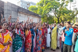  বেতনের দাবিতে চা শ্রমিকদের বিক্ষোভ, কঠোর আন্দোলনের হুঁশিয়ারি