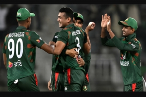 নিয়মিত বিরতিতে উইকেট হারিয়ে ধুঁকছে শ্রীলঙ্কা 