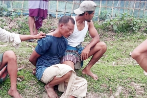 ইয়াবা ব্যবসায়ীকে পুলিশে দিল স্থানীয় যুবসমাজ