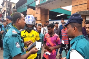 নগরীতে কঠোর অ্যাকশনে ট্রাফিক পুলিশ