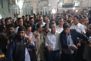 তারেক রহমানকে দেখতে জনতার ভিড়
