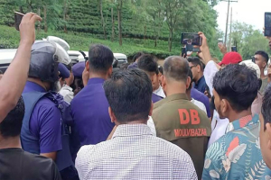 শ্রীমঙ্গলে পুলিশি বাধা পেরিয়ে ফের হবিগঞ্জের পথে এনসিপি নেতারা শ্রীমঙ্গলে পুলিশি বাধা পেরিয়ে ফের হবিগঞ্জের পথে এনসিপি নেতারা