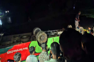 সুনামগঞ্জে বাস খাদে পড়ে নারী যাত্রী নিহত, আহত ২০