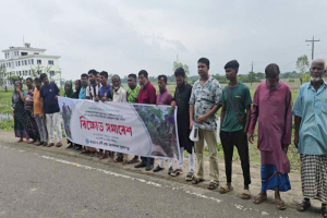 সড়কের সাড়ে ৪ হাজার গাছ কাটার প্রতিবাদে মানববন্ধন
