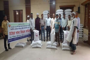 মাধবপুরে বন্যায় ক্ষতিগ্রস্ত মৎস্যচাষীদের মাঝে মাছের খাদ্য বিতরণ