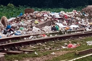  শায়েস্তাগঞ্জে রেললাইনের পাশে ময়লার ভাগাড়