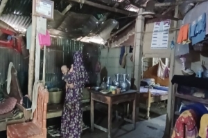 চৌকির উপরে হচ্ছে রান্না