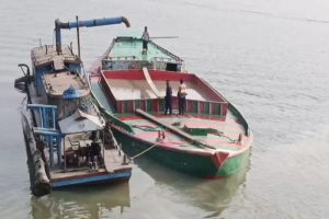 দোয়ারাবাজারে নদীর পাড় কেটে বালু উত্তোলন: ড্রেজার ও বাল্কহেডসহ আটক ৩