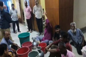 পানির দাবিতে সিসিকিতে বালতি-কলস নিয়ে বিক্ষোভ, ভাঙচুরের মামলায় আটক ৬ পানির দাবিতে সিসিকিতে বালতি-কলস নিয়ে বিক্ষোভ, ভাঙচুরের মামলায় আটক ৬