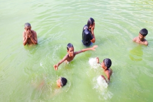 তীব্র তাপদাহে পুড়ছে সিলেট