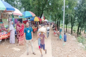 জাফলংয়ে দিনদুপরেই চলছে চিনি নিয়ে দৌড়ঝাঁপ