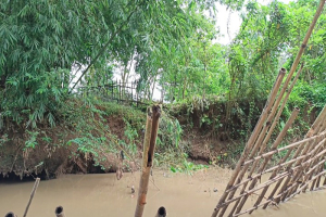 নদীভাঙনে অস্তিত্ব সংকটে শিমুলতলার ঐতিহাসিক কবরস্থান