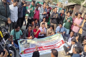 গোয়াইনঘাটে সড়কের সংস্কারের দাবিতে এলাকাবাসীর অবরোধ