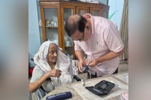 ব্যস্ত রাজনৈতিক জীবনের মাঝেও মায়ের যত্নে ইমদাদ হোসেন চৌধুরী ব্যস্ত রাজনৈতিক জীবনের মাঝেও মায়ের যত্নে ইমদাদ হোসেন চৌধুরী