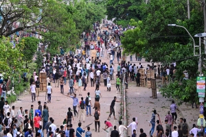 আখালিয়ায় শিক্ষার্থীদের সাথে পুলিশ-ছাত্রলীগের সংঘর্ষ, আহত ১০